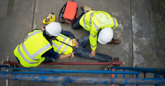 Trabajador de la construcción que se cayó y se rompió una pierna