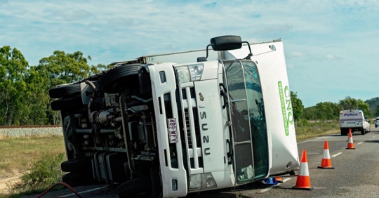 Camión volcado de costado después de un accidente