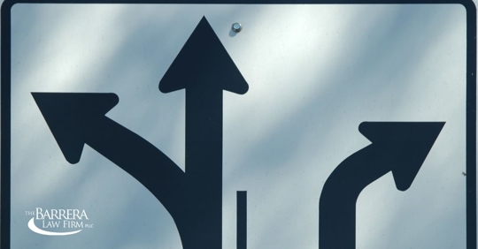 señal de carriles que indican giro a la derecha y a la izquierda