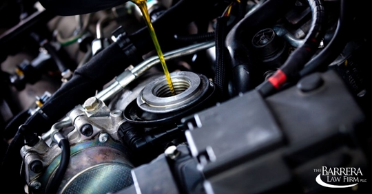 Imagen de alguien cambiando el aceite de un auto