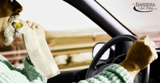 Hombre comiendo mientras conduce