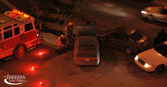 Socorristas ayudando con un accidente automovilístico.