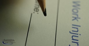 Persona que presenta un formulario de reclamo de compensación para trabajadores.