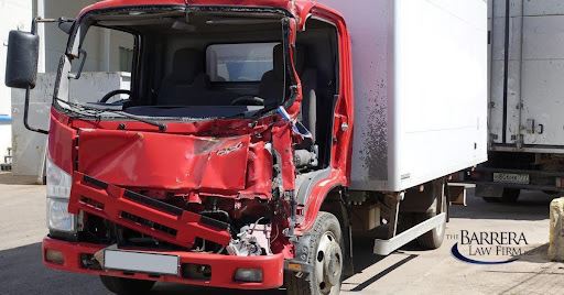 Semirremolque destrozado en una carretera